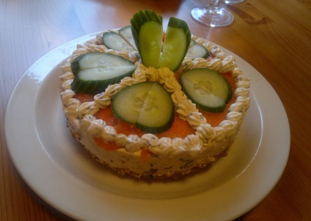 https://media.kinuskikissa.fi/uploads/kinuskit/irzu/savulohivoileipäkakku.jpg