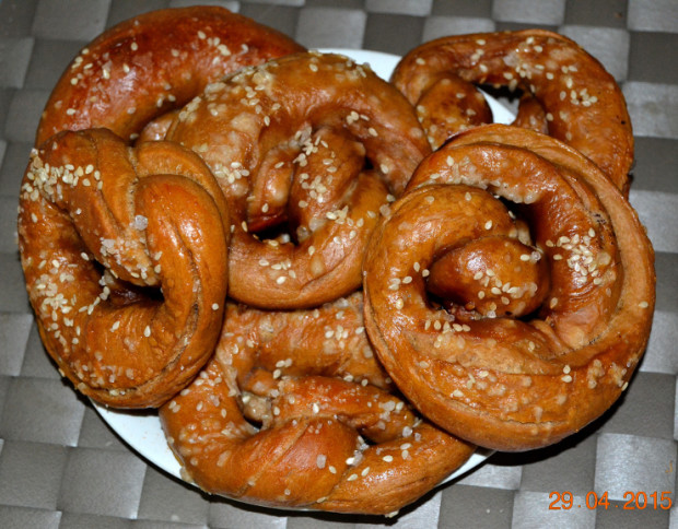 https://media.kinuskikissa.fi/uploads/kinuskit/krissera/Pretzel2pieni.jpg
