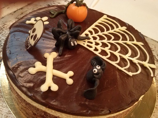 https://media.kinuskikissa.fi/uploads/kinuskit/mramph/Halloween-cake1.jpg