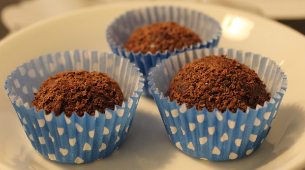 https://media.kinuskikissa.fi/uploads/kinuskit/niiskuliini/Brigadeiros.jpg