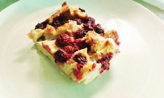 https://media.kinuskikissa.fi/uploads/kinuskit/sugarcone/BREAD-PUDDING-WITH-RASPBERRY-AND-COCONUT.jpg