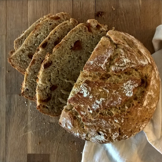 https://media.kinuskikissa.fi/uploads/kinuskit/vanillacherry/Vanillacherrys_pot_bread.jpg
