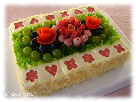 https://media.kinuskikissa.fi/uploads/sini/2007/10/voileipakakku2.JPG