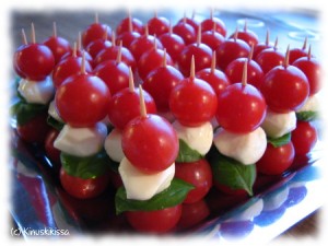 https://media.kinuskikissa.fi/uploads/sini/2007/12/tomaatti_mozzarella_tikut-300x225.jpg