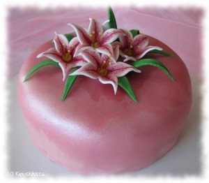 https://media.kinuskikissa.fi/uploads/sini/2008/06/liljakakku3-300x262.jpg