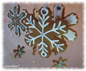 https://media.kinuskikissa.fi/uploads/sini/2009/11/lumihiutaleet2-300x250.jpg