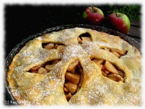 https://media.kinuskikissa.fi/uploads/sini/2010/08/apple_pie1-300x225.jpg