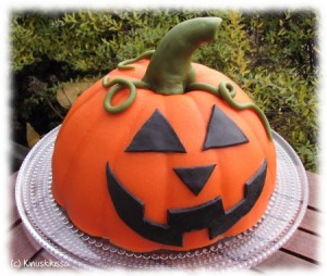https://media.kinuskikissa.fi/uploads/sini/2010/10/halloween_kurpitsa2-300x254.jpg