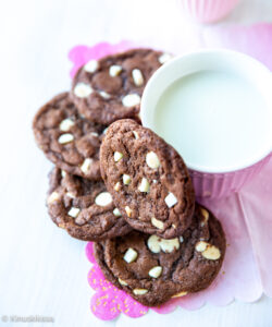 https://media.kinuskikissa.fi/uploads/sini/2020/01/white-chocolate-chip-cookies-2-250x300.jpg