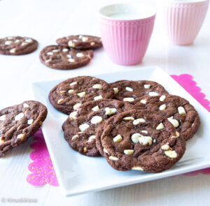 https://media.kinuskikissa.fi/uploads/sini/2020/01/white-chocolate-chip-cookies-300x295.jpg