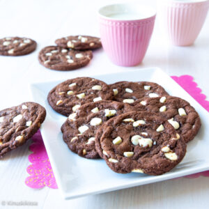 https://media.kinuskikissa.fi/uploads/sini/2020/01/white-chocolate-chip-cookies-resepti-300x300.jpg