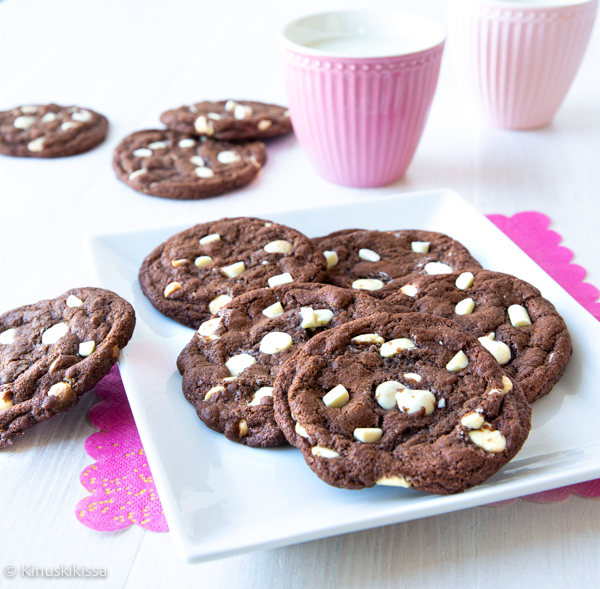 https://media.kinuskikissa.fi/uploads/sini/2020/01/white-chocolate-chip-cookies.jpg