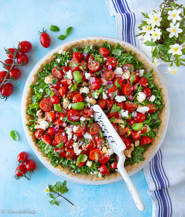 https://media.kinuskikissa.fi/uploads/sini/2022/05/tomaattisalaattipiirakka.jpg