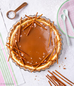 https://media.kinuskikissa.fi/uploads/sini/2022/08/salted-caramel-cheesecake-pie-260x300.jpg