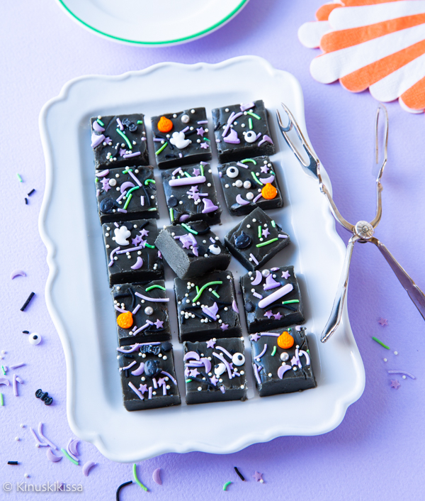 https://media.kinuskikissa.fi/uploads/sini/2022/10/salmiakkifudge-2.jpg