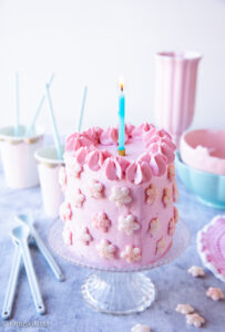 https://media.kinuskikissa.fi/uploads/sini/2022/11/smash-cake-1-vuotiaan-kakku-2-203x300.jpg