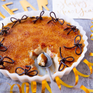 https://media.kinuskikissa.fi/uploads/sini/2022/12/lakritsi-creme-brulee-resepti-300x300.jpg
