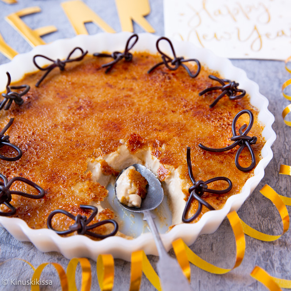 https://media.kinuskikissa.fi/uploads/sini/2022/12/lakritsi-creme-brulee-resepti.jpg