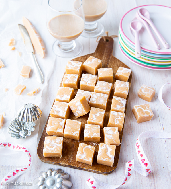 https://media.kinuskikissa.fi/uploads/sini/2023/02/baileys-fudge-3.jpg