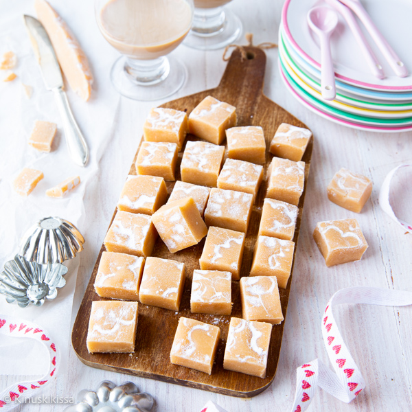 https://media.kinuskikissa.fi/uploads/sini/2023/02/baileys-fudge-resepti.jpg