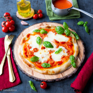 https://media.kinuskikissa.fi/uploads/sini/2023/02/pizza-margherita-resepti-300x300.jpg