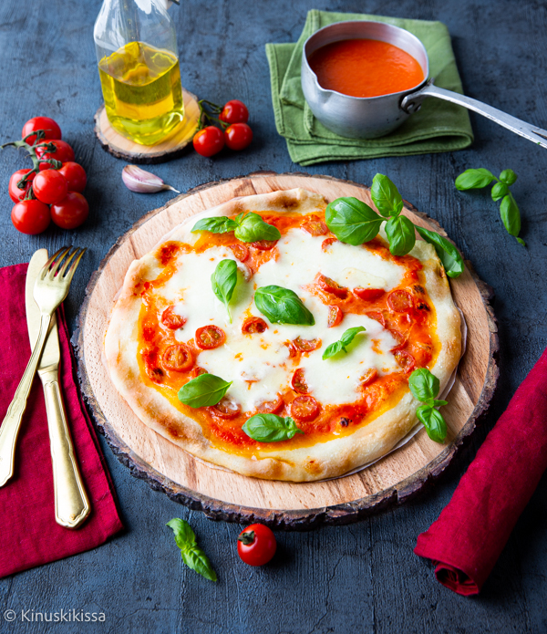 https://media.kinuskikissa.fi/uploads/sini/2023/02/pizza-margherita.jpg