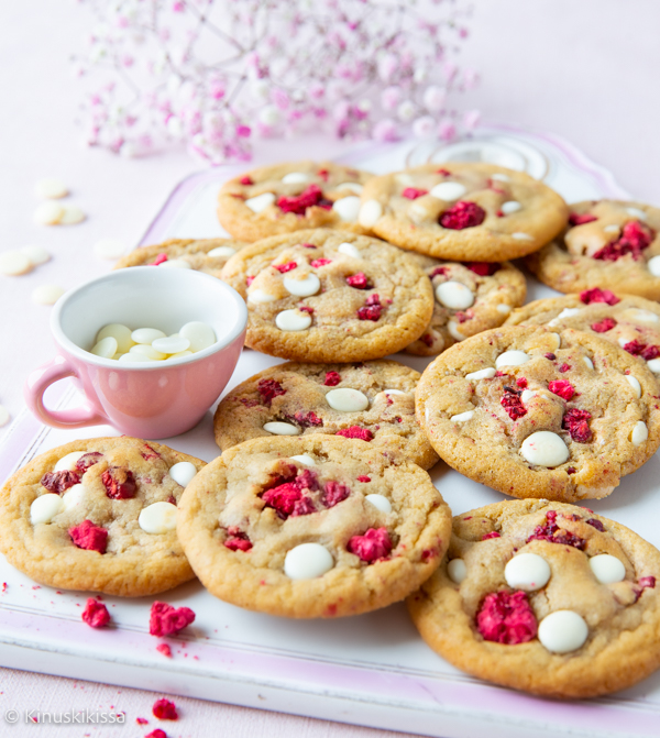 https://media.kinuskikissa.fi/uploads/sini/2023/02/raspberry-white-chocolate-chip-cookies-2.jpg