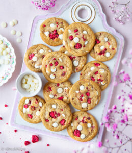 https://media.kinuskikissa.fi/uploads/sini/2023/02/raspberry-white-chocolate-chip-cookies-259x300.jpg