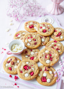 https://media.kinuskikissa.fi/uploads/sini/2023/02/raspberry-white-chocolate-chip-cookies-3-217x300.jpg