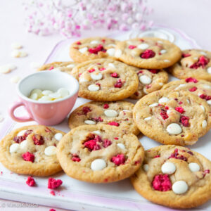 https://media.kinuskikissa.fi/uploads/sini/2023/02/raspberry-white-chocolate-chip-cookies-resepti-300x300.jpg