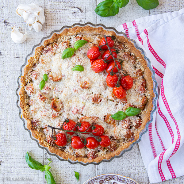 https://media.kinuskikissa.fi/uploads/sini/2023/04/tomaattipiirakka-resepti.jpg