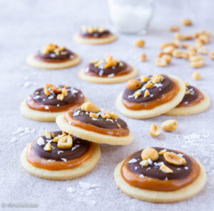 https://media.kinuskikissa.fi/uploads/sini/2023/05/snickers-keksit-3-300x296.jpg