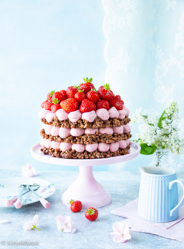 https://media.kinuskikissa.fi/uploads/sini/2023/07/mansikka-riisisuklaakakku.jpg