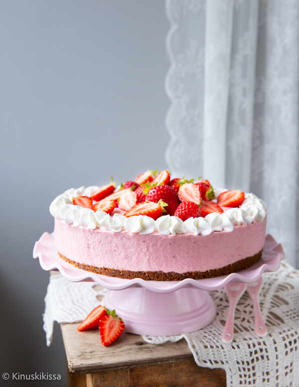 https://media.kinuskikissa.fi/uploads/sini/2023/07/vegaaninen-mansikkakakku.jpg