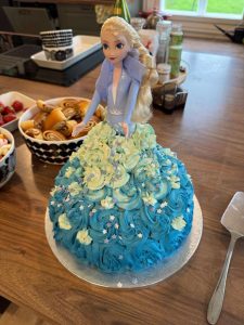 https://media.kinuskikissa.fi/uploads/sini/2023/08/1000095765-225x300.jpg
