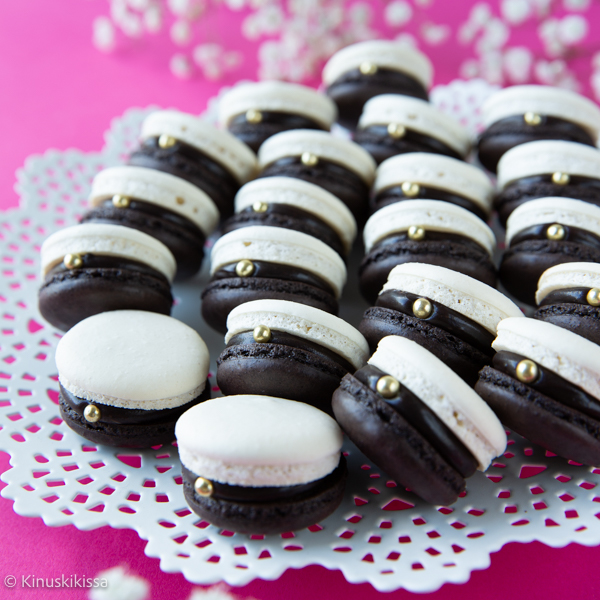 https://media.kinuskikissa.fi/uploads/sini/2023/08/ylioppilas-macarons-resepti.jpg