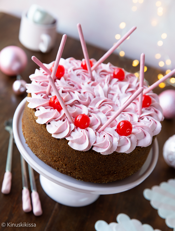 https://media.kinuskikissa.fi/uploads/sini/2023/11/kirsikka-suklaakakku.jpg
