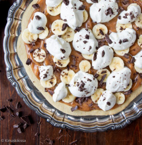 https://media.kinuskikissa.fi/uploads/sini/2024/02/banoffee-pizza-2-294x300.jpg
