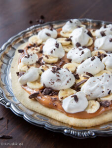 https://media.kinuskikissa.fi/uploads/sini/2024/02/banoffee-pizza-3-227x300.jpg