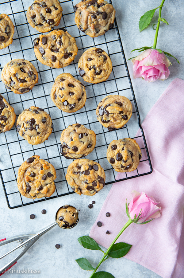 https://media.kinuskikissa.fi/uploads/sini/2024/02/vegaaniset-chocolate-chip-cookies.jpg