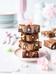 https://media.kinuskikissa.fi/uploads/sini/2024/05/nougat-brownies-1-228x300.jpg