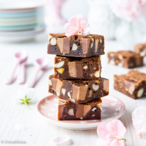 https://media.kinuskikissa.fi/uploads/sini/2024/05/nougat-brownies-3-300x300.jpg