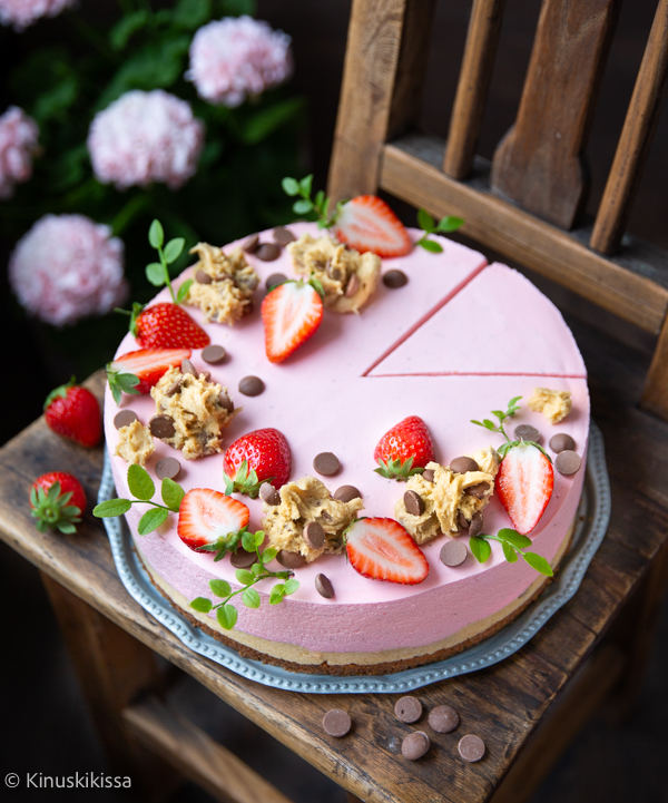 https://media.kinuskikissa.fi/uploads/sini/2024/06/cookie-dough-mansikkakakku-5.jpg