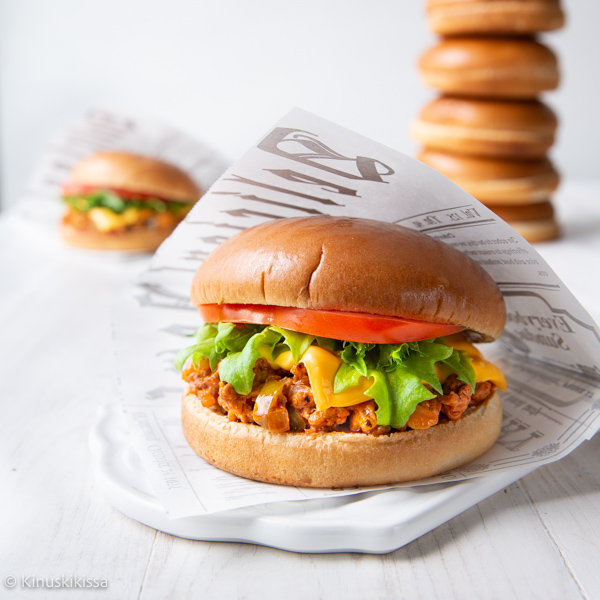 https://media.kinuskikissa.fi/uploads/sini/2024/06/sloppy-joe-hampurilainen-resepti-2.jpg
