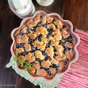 https://media.kinuskikissa.fi/uploads/sini/2024/07/mustikkamurupiirakka-resepti-300x300.jpg