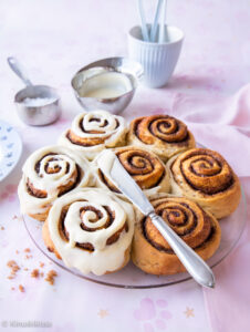 https://media.kinuskikissa.fi/uploads/sini/2024/09/cinnamon-rolls-2-226x300.jpg