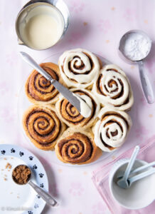 https://media.kinuskikissa.fi/uploads/sini/2024/09/cinnamon-rolls-218x300.jpg