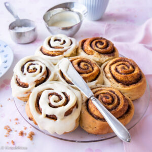 https://media.kinuskikissa.fi/uploads/sini/2024/09/cinnamon-rolls-resepti-300x300.jpg