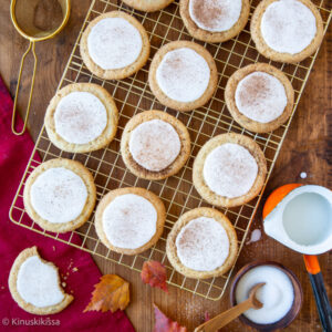 https://media.kinuskikissa.fi/uploads/sini/2024/10/taylor-swift-chai-sugar-cookies-resepti-300x300.jpg
