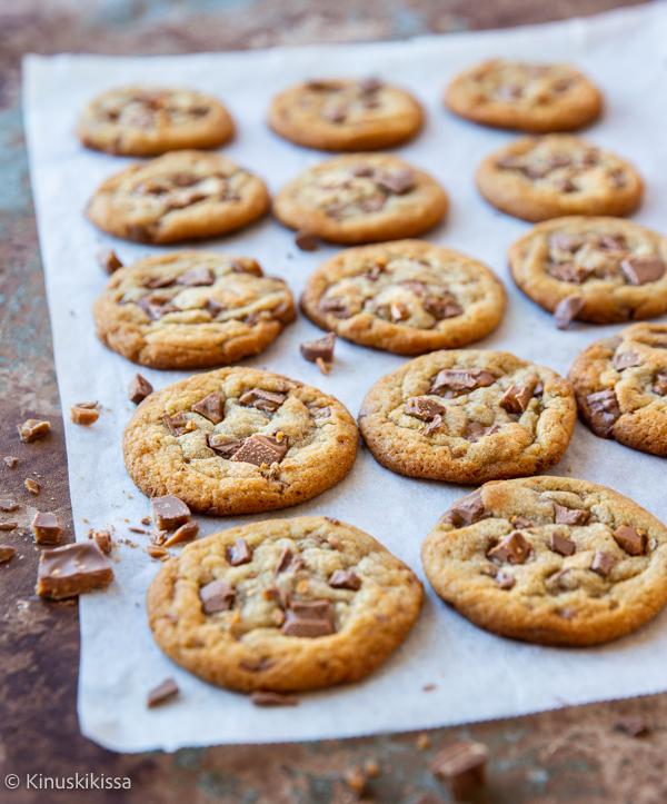 https://media.kinuskikissa.fi/uploads/sini/2024/11/daim-chocolate-chip-cookies.jpg